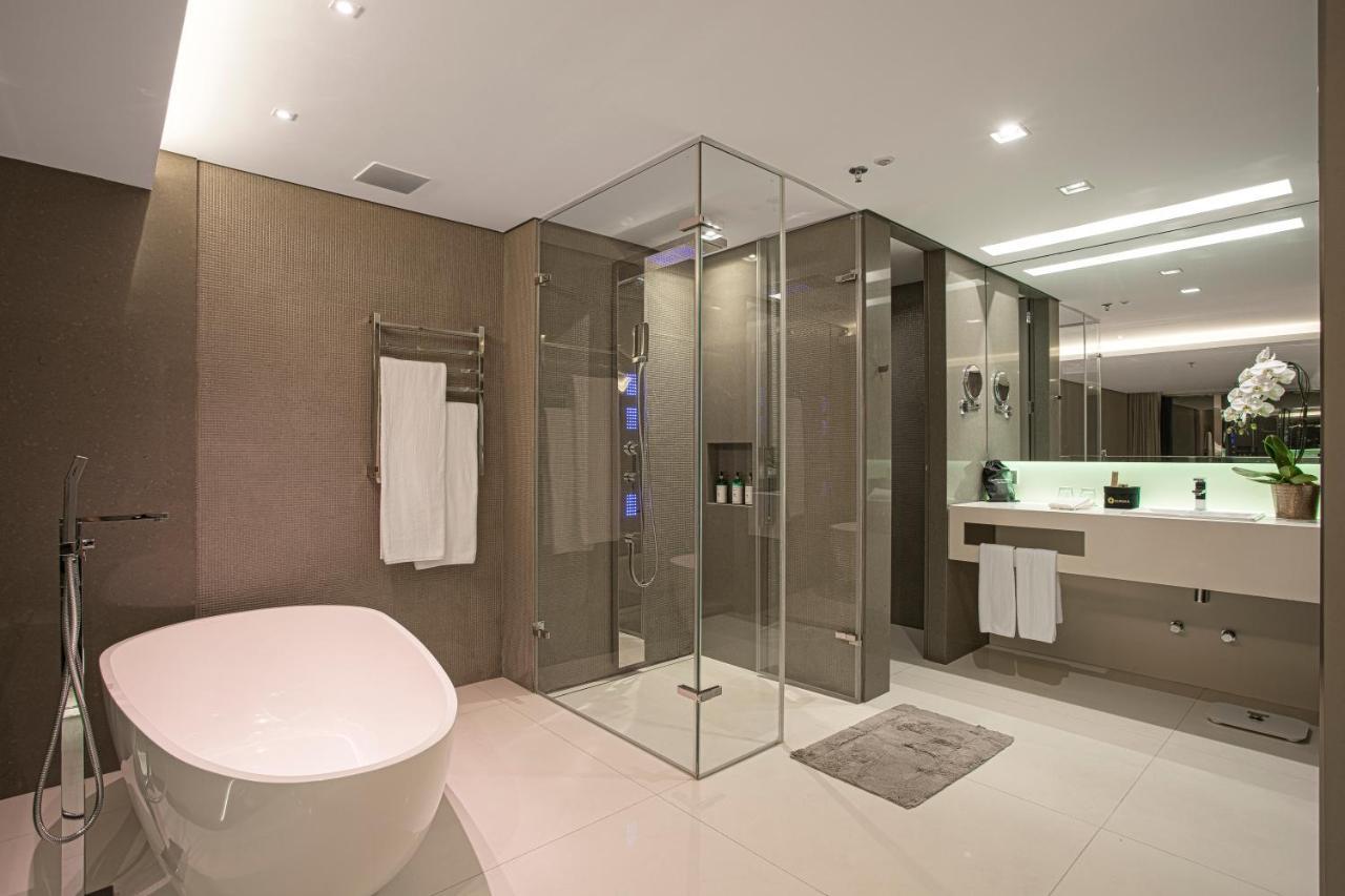 Suryaa Hotel Pinhais, Curio Collection By Hilton Экстерьер фото